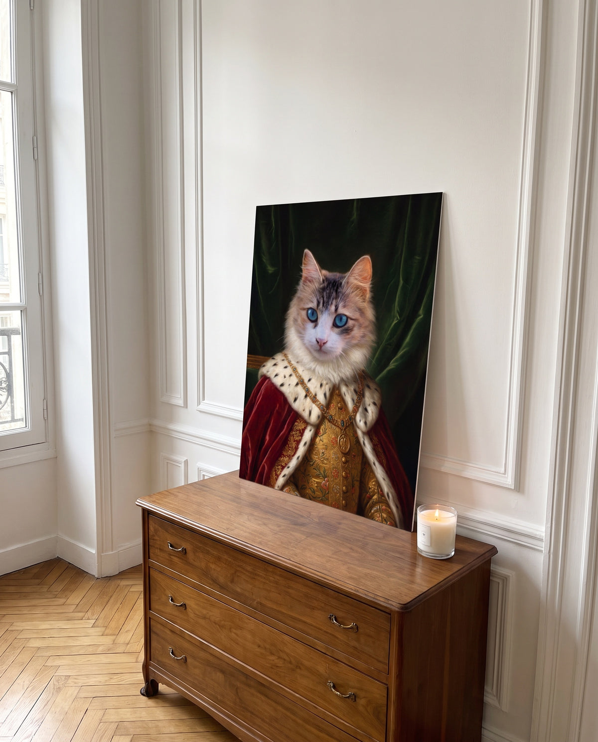 Portrait royal d'un chat posé sur une commode ancienne (cadre non inclus)